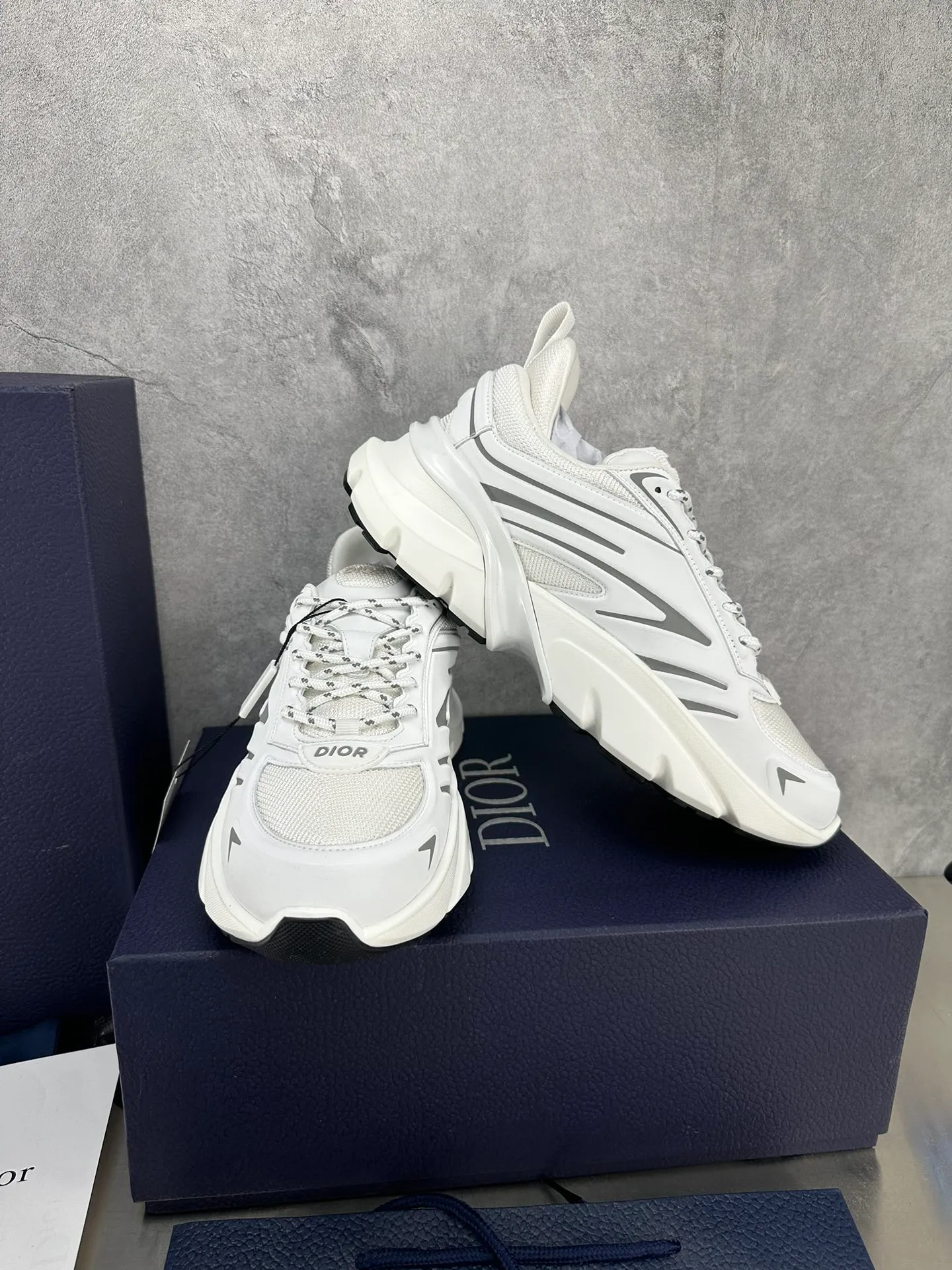👟👟Ex-factory price 680👟👟 Dior B44 Blade sneakers for couples, a one-to-one replica of the original version. Embellishing the lifestyle capsule collection designed by lewishamilton, the dior B44 Blade sneaker is characterized by 2000s-inspired curves and a strong sense of volume. Promising a sporty yet retro-futuristic feel, they come in microfiber and canvas inlays and are embellished with the 'Dior' signature. These unique pieces, embellished with blades, capture the twisted beauty of the running world. The B44 Blade sneaker features a generous, voluminous silhouette inspired by the 2000s. Made from technical mesh, the upper features tonal technical fabric panels and features contrasting blade inserts on the sole for a running element. The Dior logo is featured on the upper, heel and sides. Two-tone laces and supportive socks accentuate its sporty aesthetic, giving the sneaker an ultra-modern edge to elevate its casual look. Couple size: 35-40, male 39-45